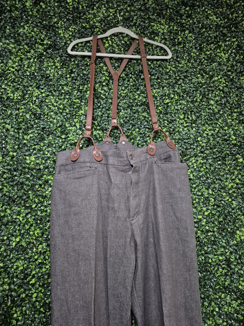 Vintage Relaxed Fit Grey Men's Jeans with Leather Suspenders